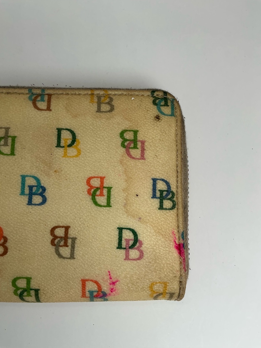 Dooney & Bourke Multicolor DB Logo Zip Around Wallet Beige Canvas Heart Charm - Picture 10 of 12